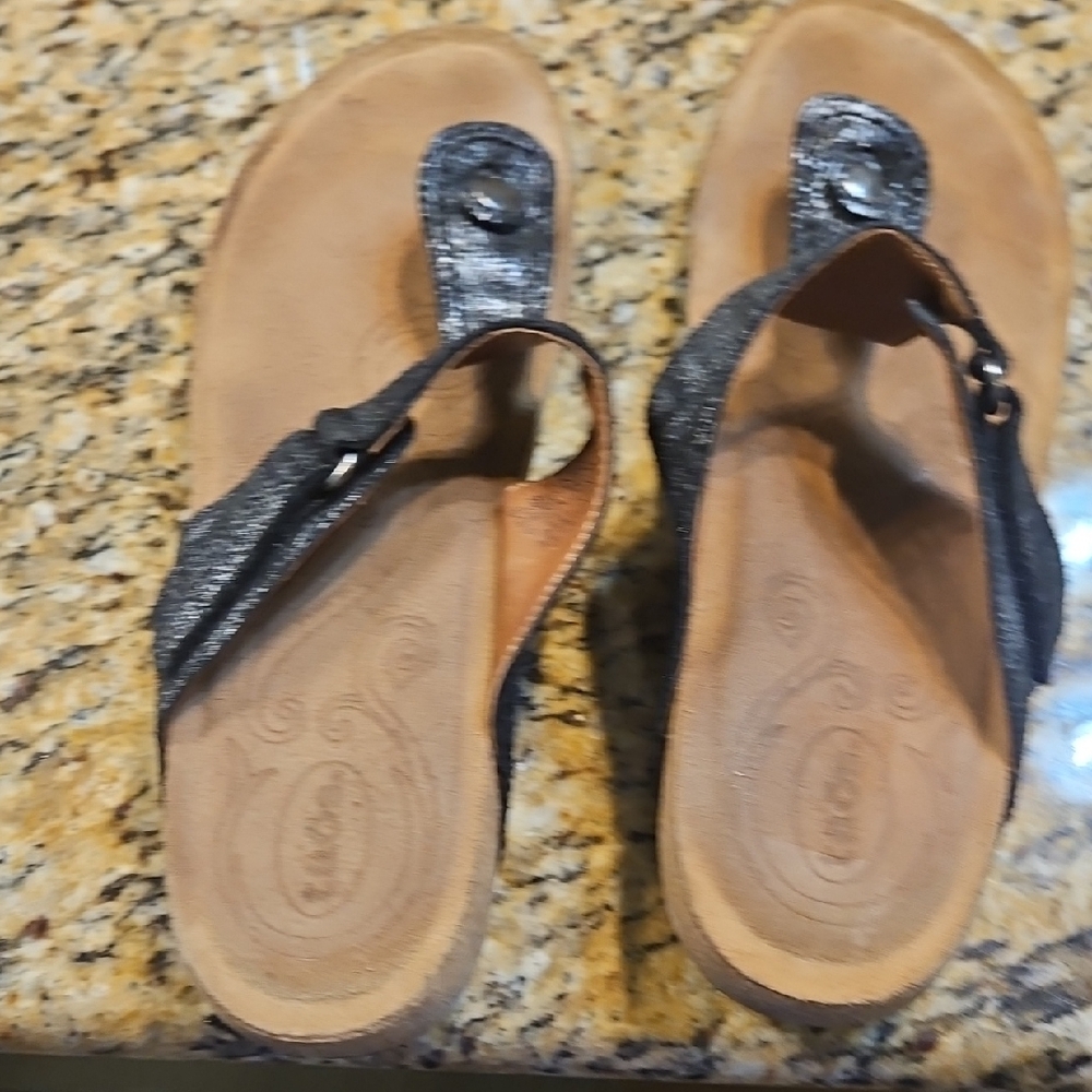 Taos Footwear Black and Tan Sandals with Contoured Comfort